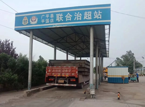 圖為治超站過磅現(xiàn)場