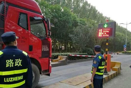 貨車經(jīng)過收費(fèi)站地磅現(xiàn)場(chǎng)